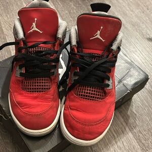 Used old school Jordan  4 retro (ps) 
Fire red white black cement gray size 3 y